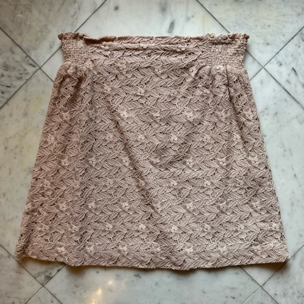 NWOT lacy Paris boutique skirt  - women’s S
